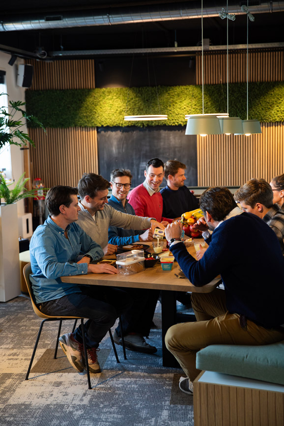 Infodation team in gesprek op kantoor